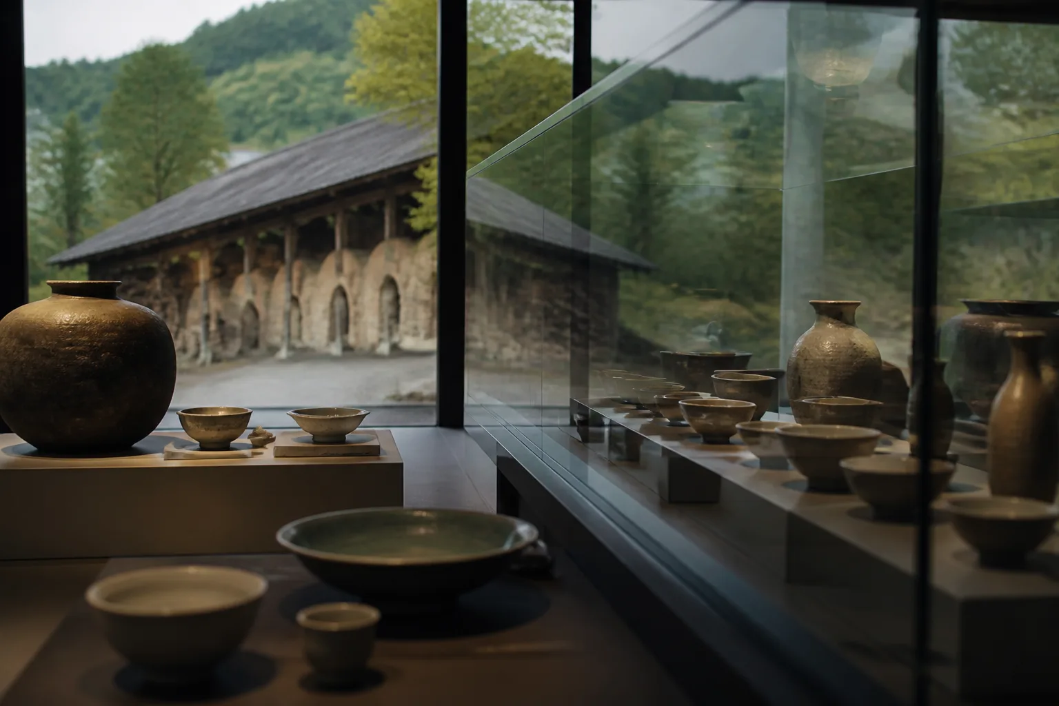 セラミックパークMINOの建築と陶磁器展示を歩く旅人